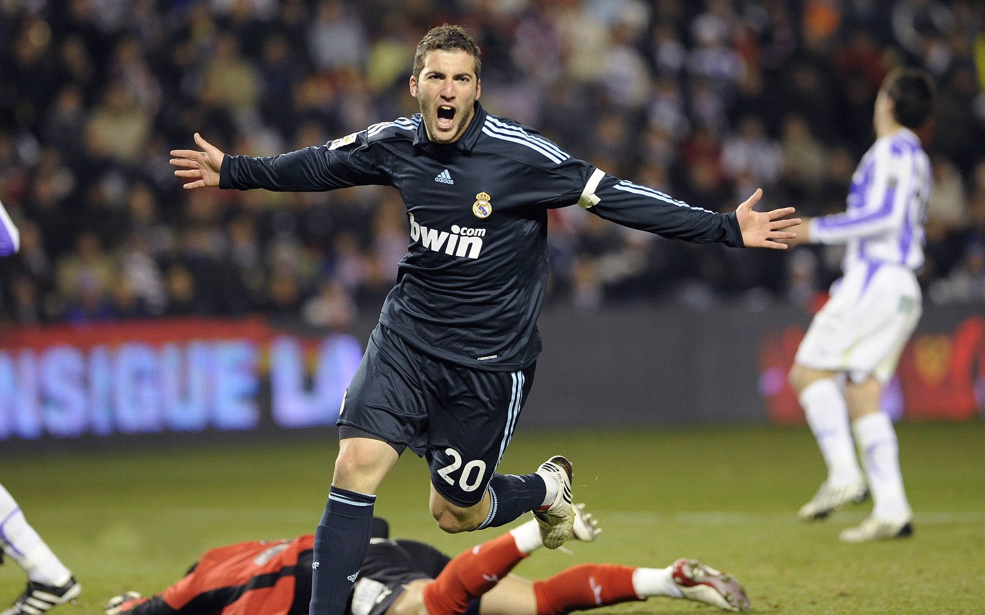 开云体育官网-欧冠“名场面”：那些永载史册的经典瞬间，欧冠最经典的一场比赛